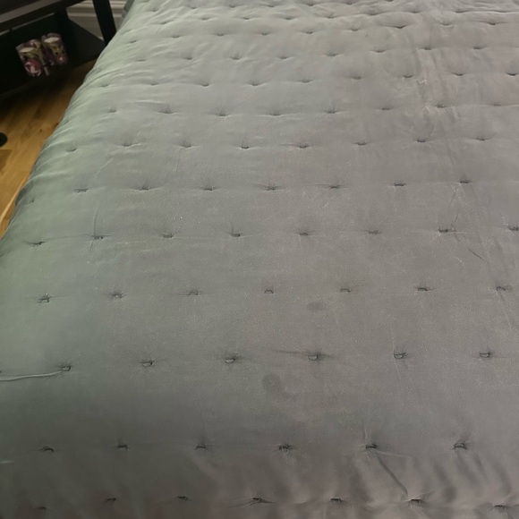 West Elm quilt/comforter (Queen/full) - Picture 7 of 8
